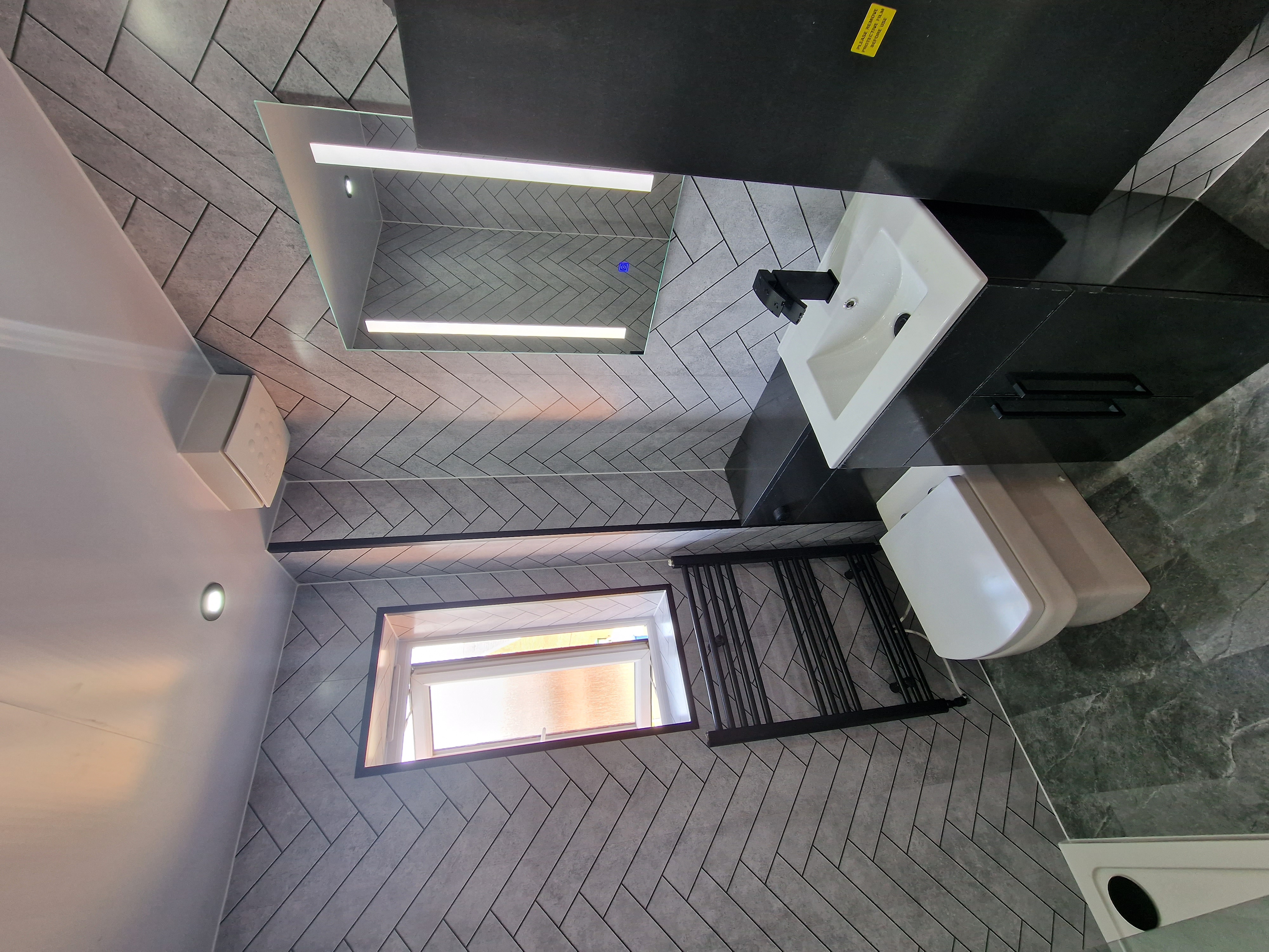 Finished bathroom using Makaroni panels