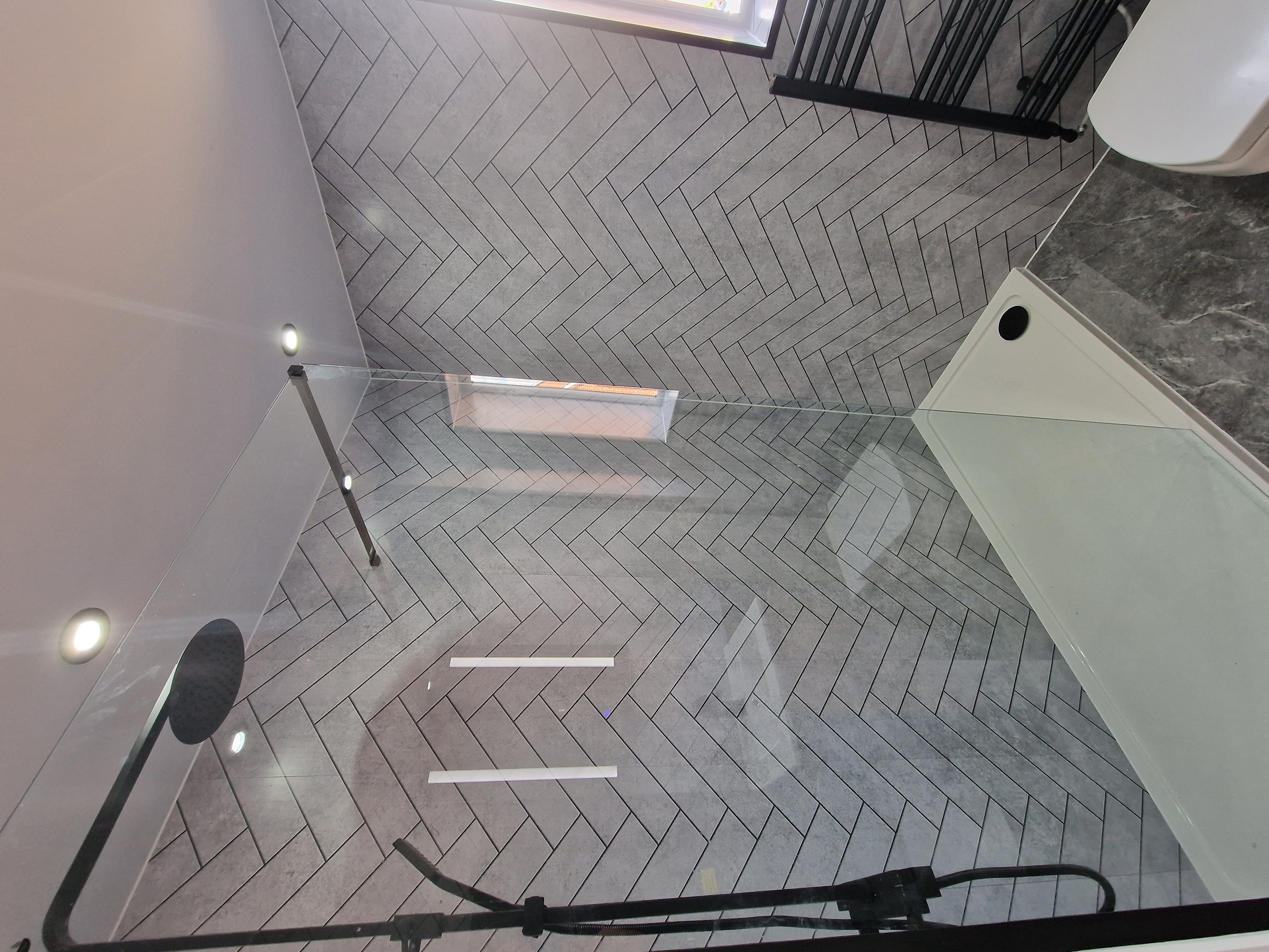 Finished bathroom using Makaroni panels