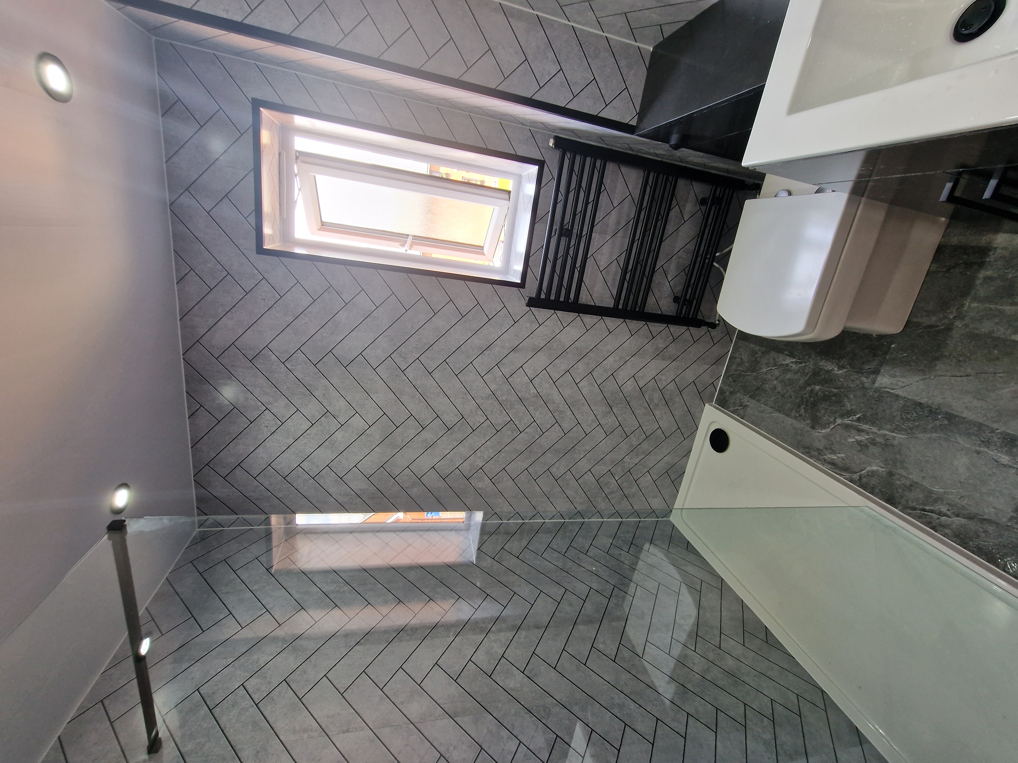 Finished bathroom using Makaroni panels