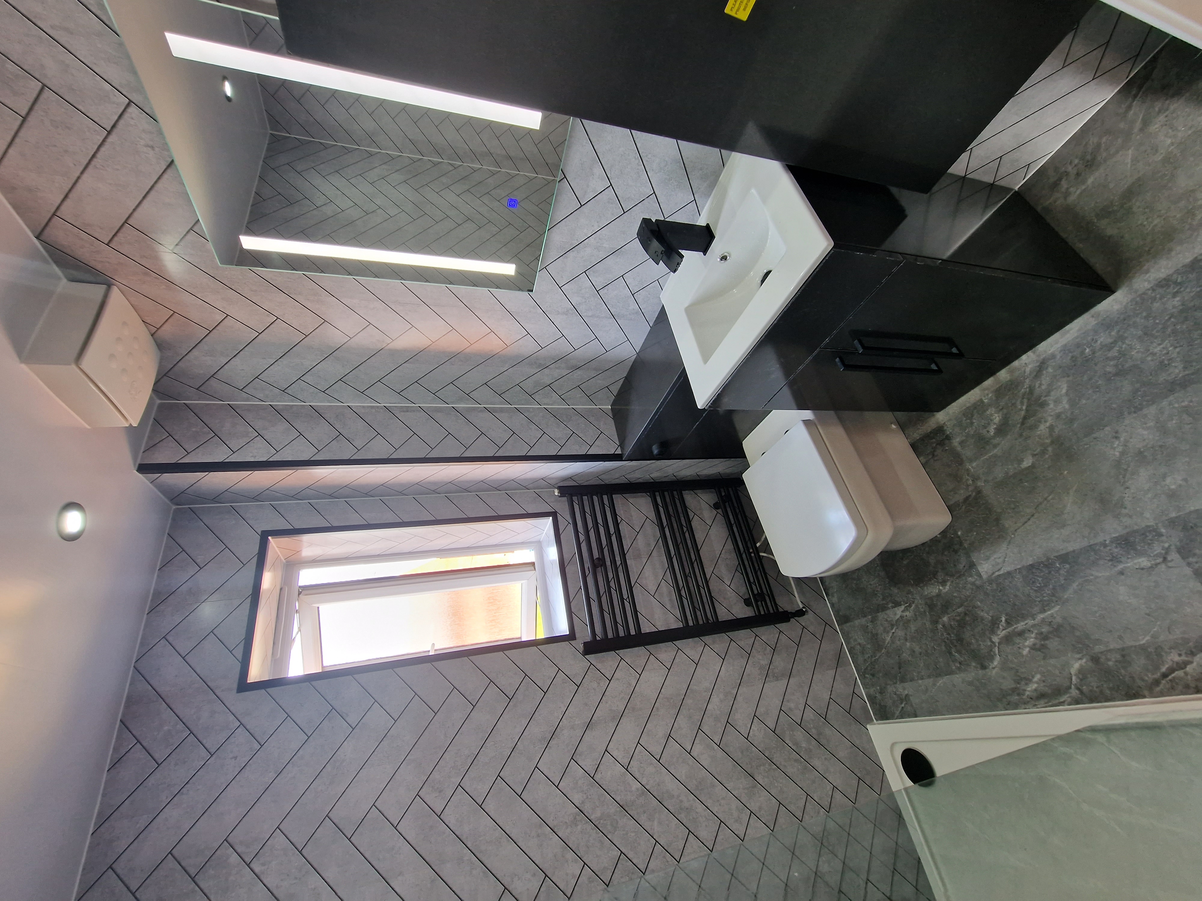 Finished bathroom using Makaroni panels