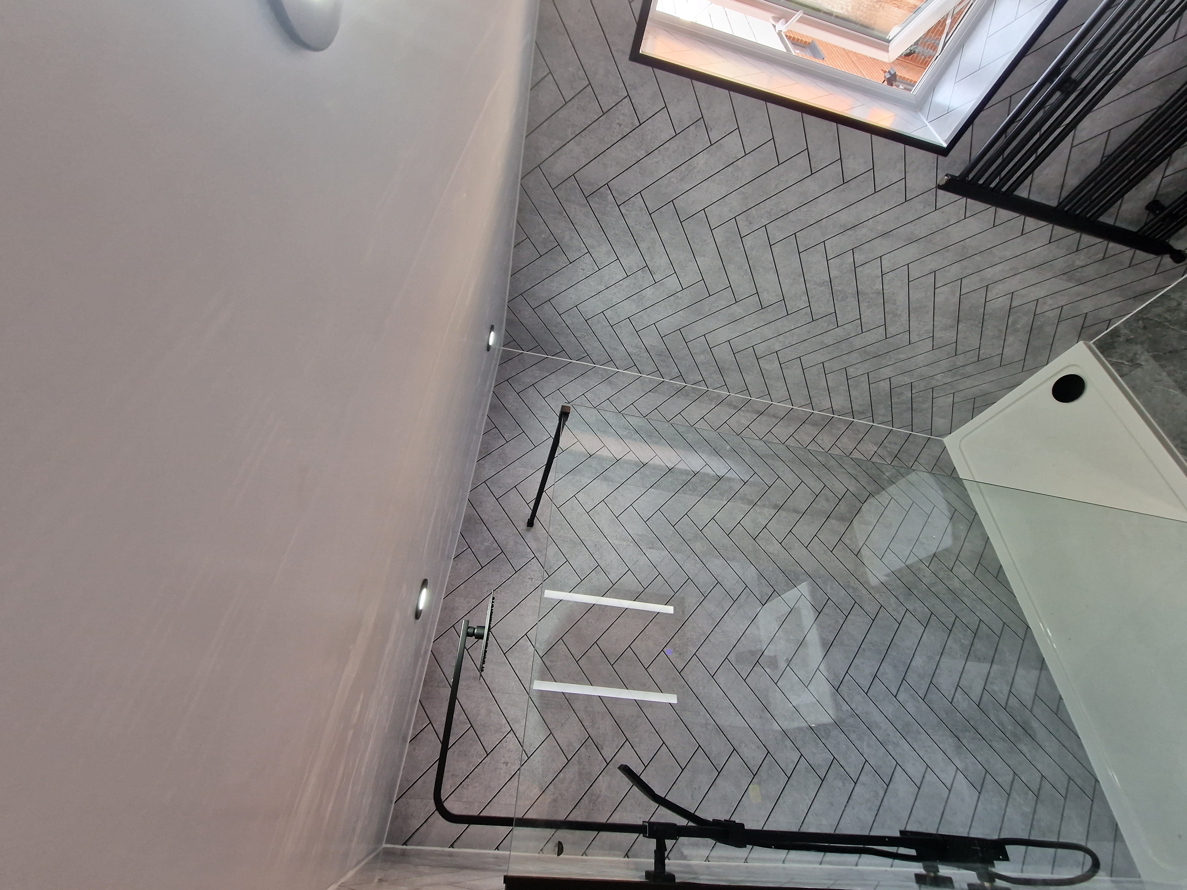Finished bathroom using Makaroni panels