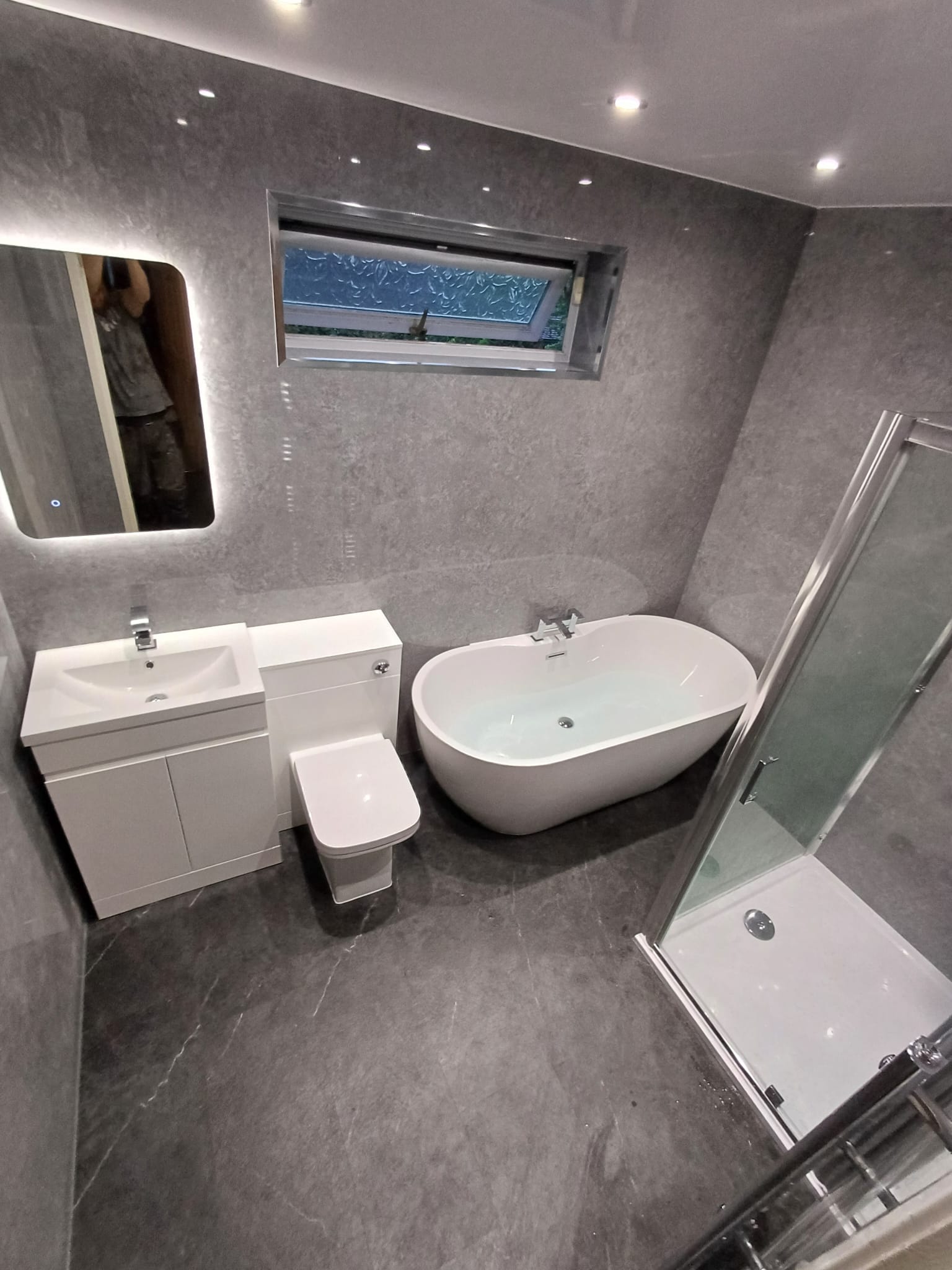 Finished bathroom using Grey Stone Gloss panels
