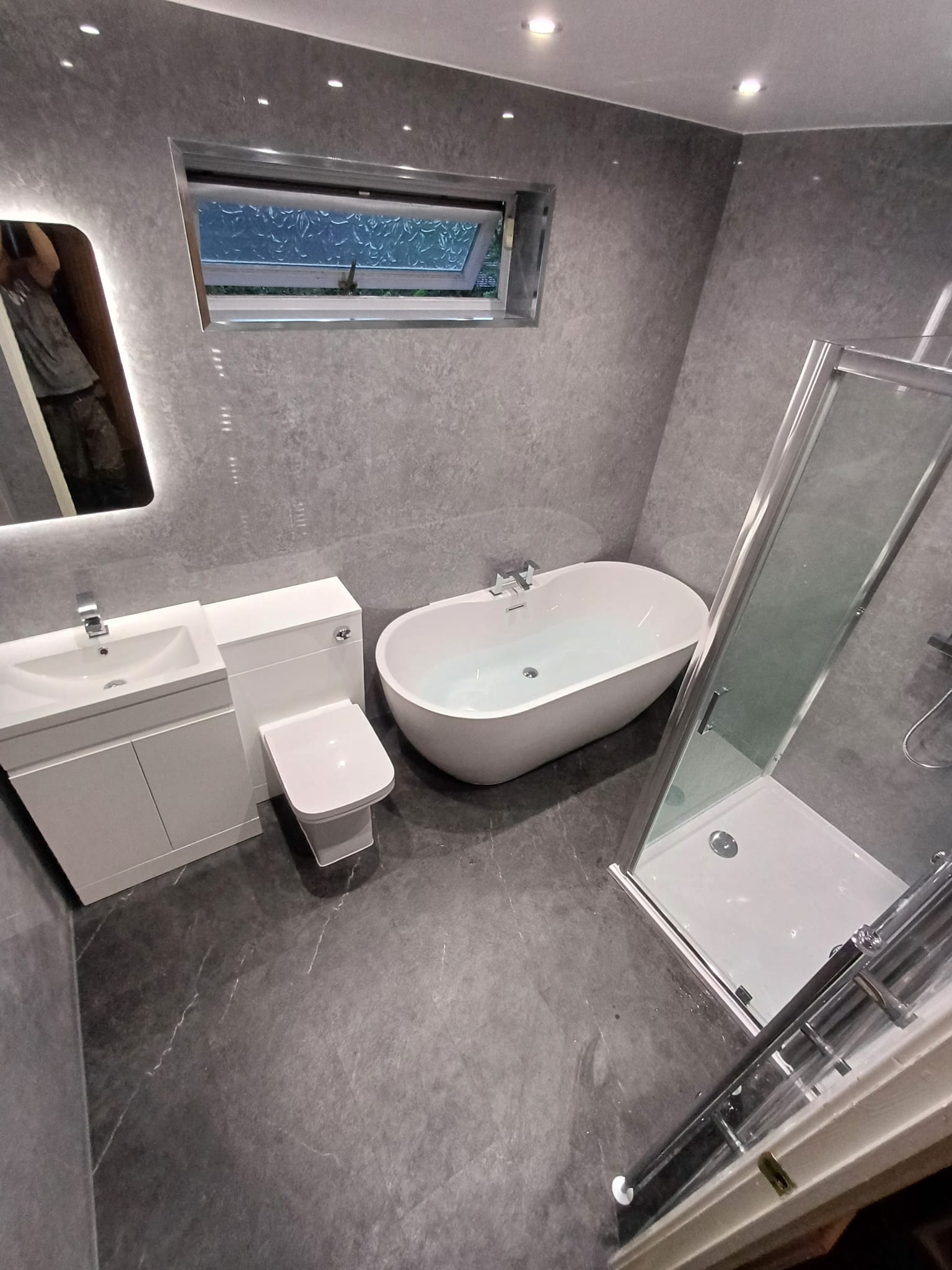 Finished bathroom using Grey Stone Gloss panels