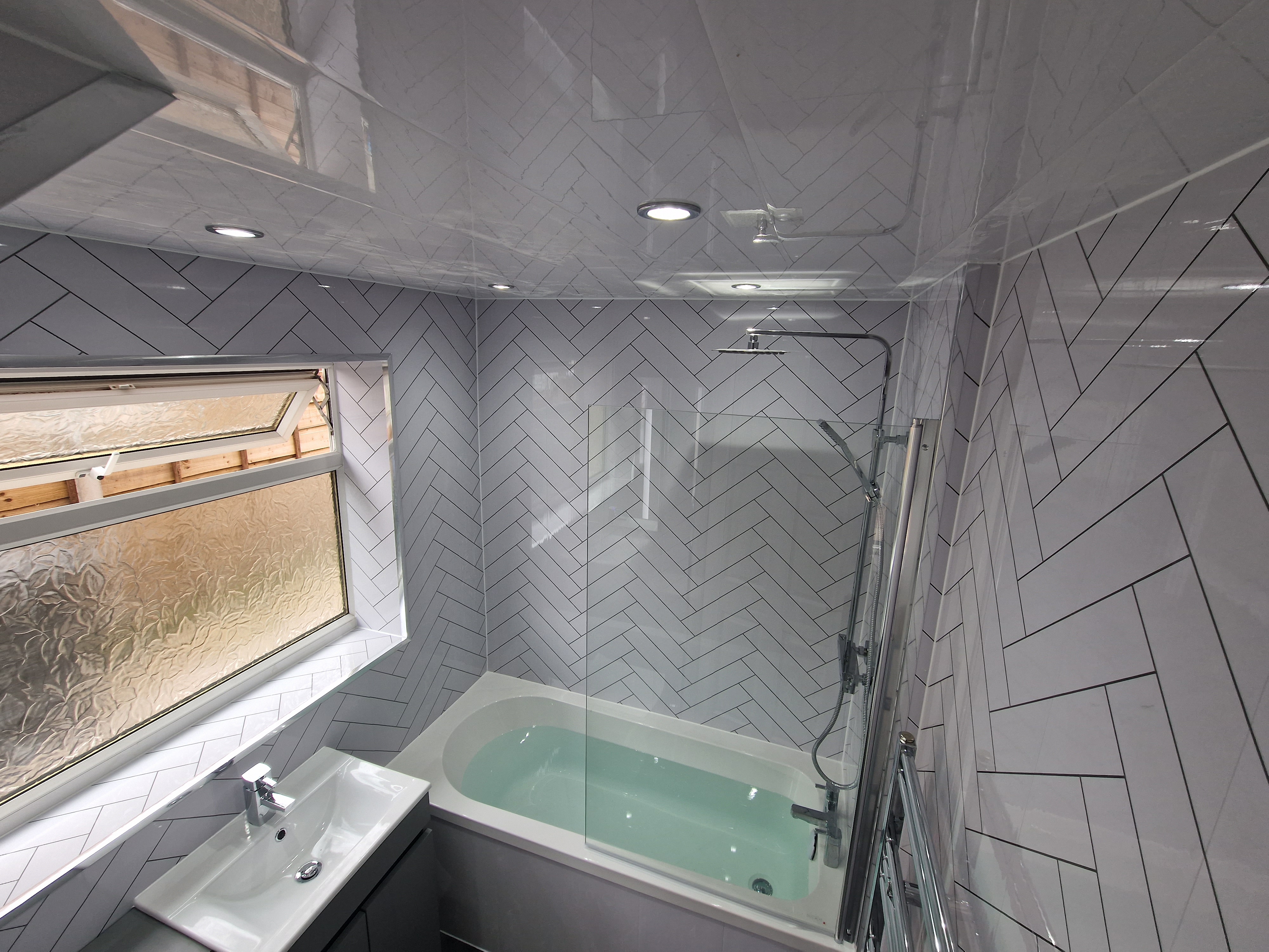 Finished bathroom using Marbella panels