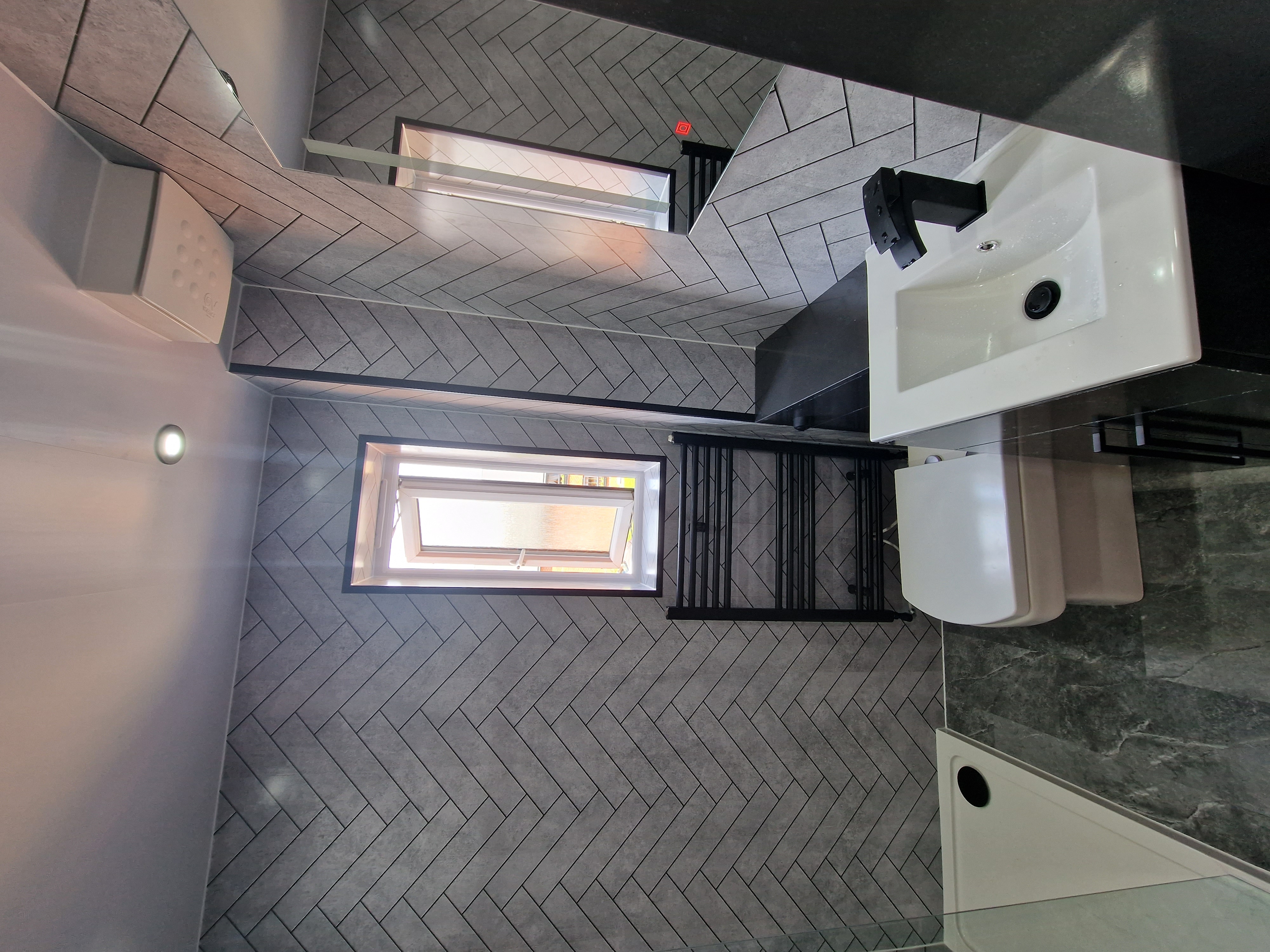 Finished bathroom using Makaroni panels