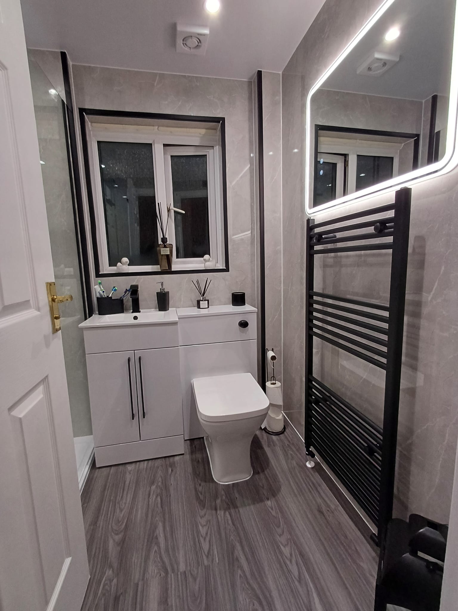 Finished bathroom using Gloss Marble panels