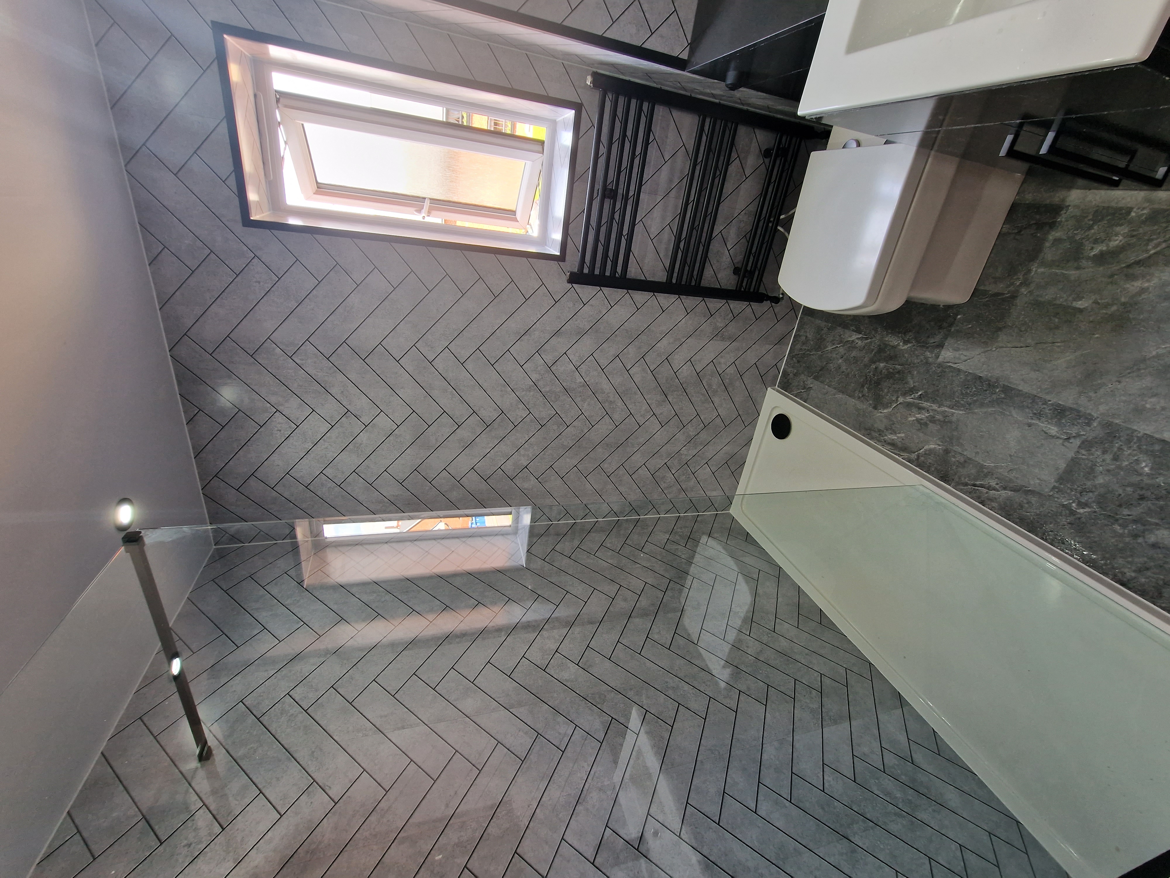 Finished bathroom using Makaroni panels